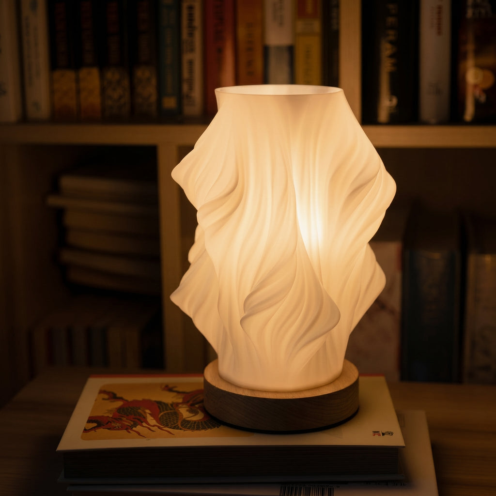 Lampada da tavolo con paralume a spirale e base in legno