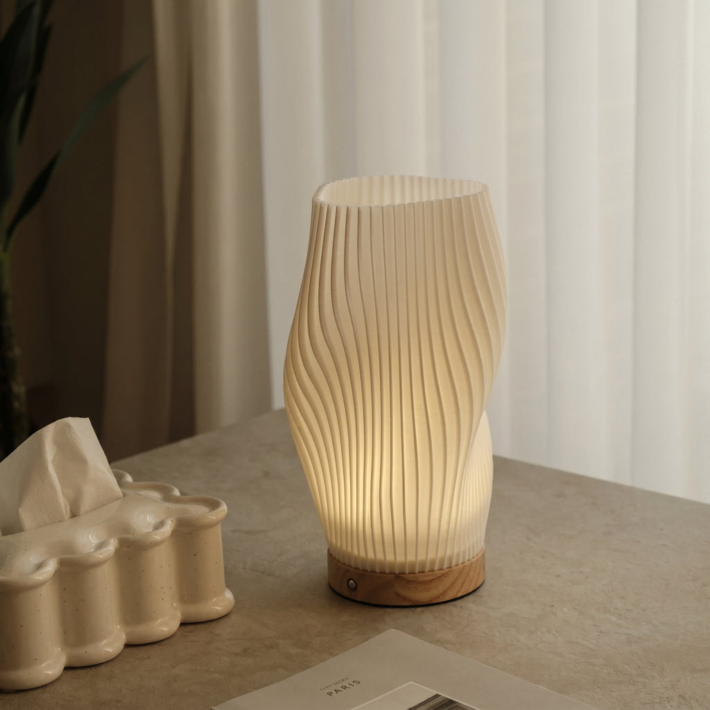 Lampada da tavolo con paralume a spirale e base in legno