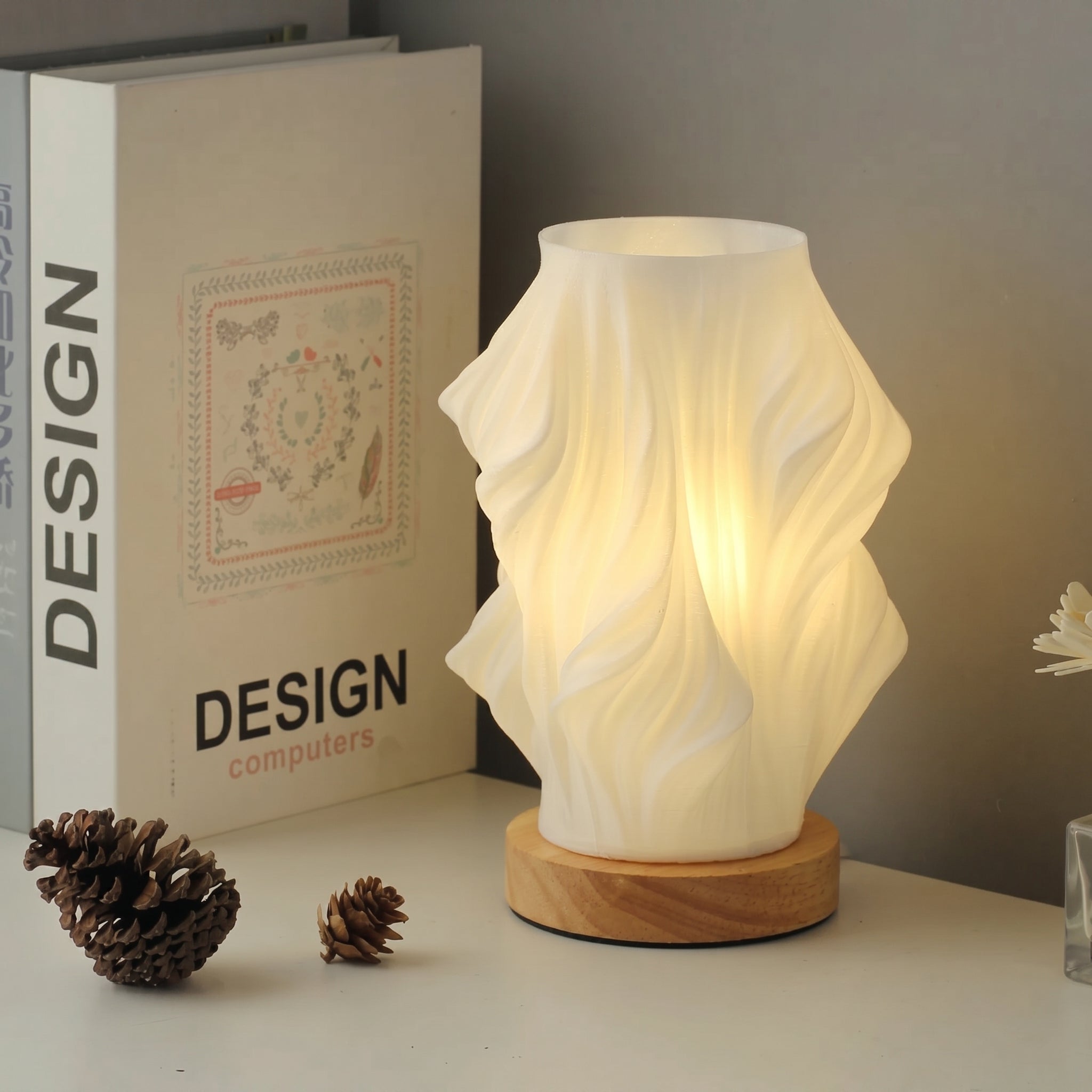 Lampada da tavolo con paralume a spirale e base in legno