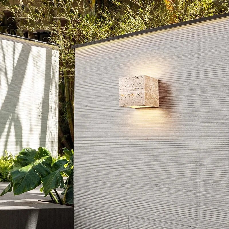 Lampada da parete in travertino per un'atmosfera calda ed elegante