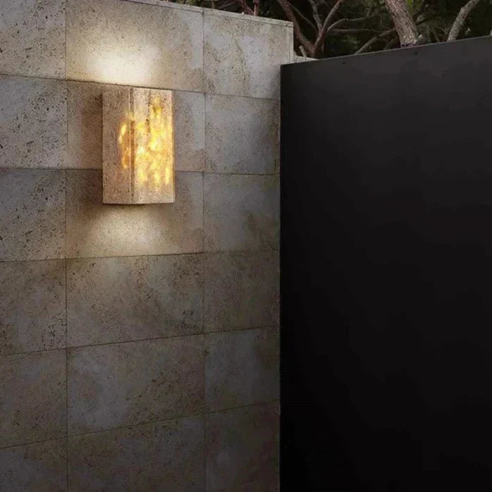 Lampada da parete in travertino per un'atmosfera calda ed elegante