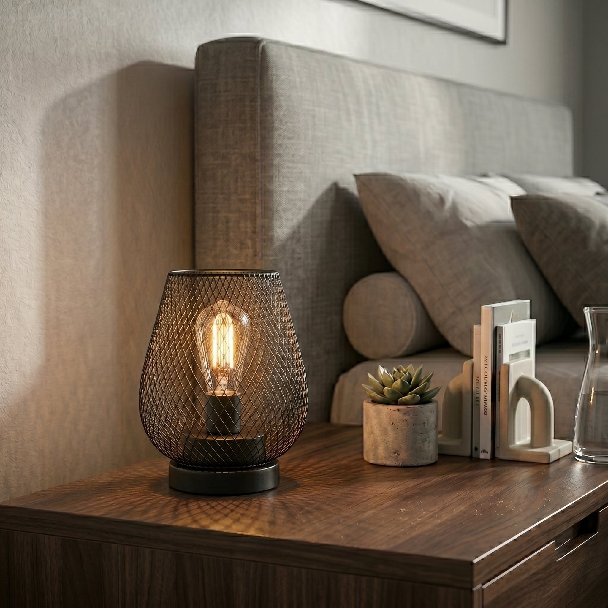 Lampada da tavolo wireless a forma di goccia con design in rete metallica