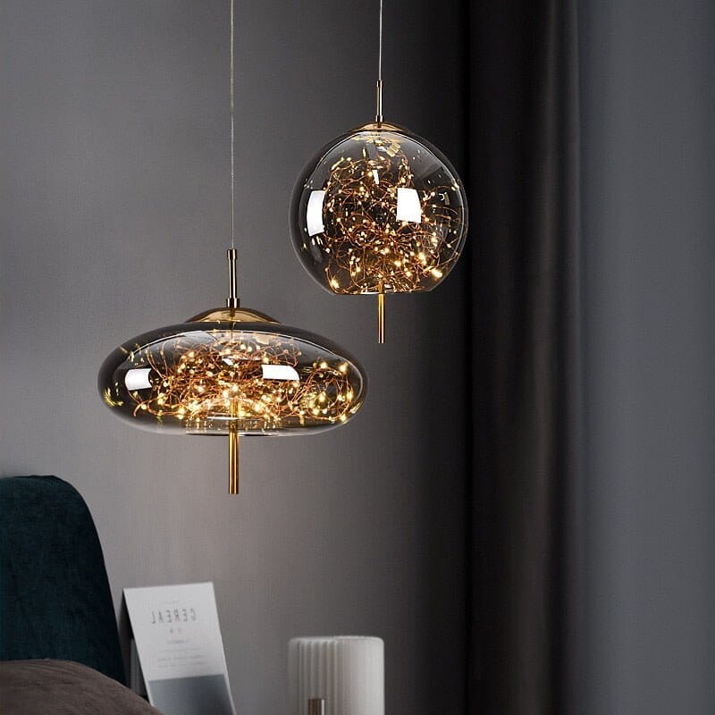 Elegante Lampada Pendente con Paralume in Vetro e Motivo Fatato