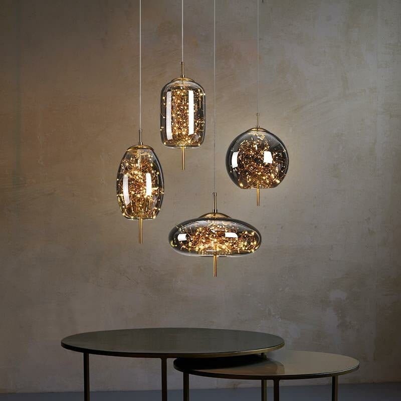 Elegante Lampada Pendente con Paralume in Vetro e Motivo Fatato