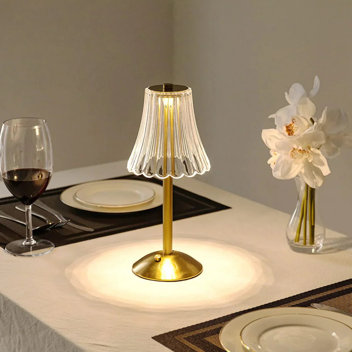 Lampada da Tavolo Elegante con Attivazione Touch e Finitura Oro