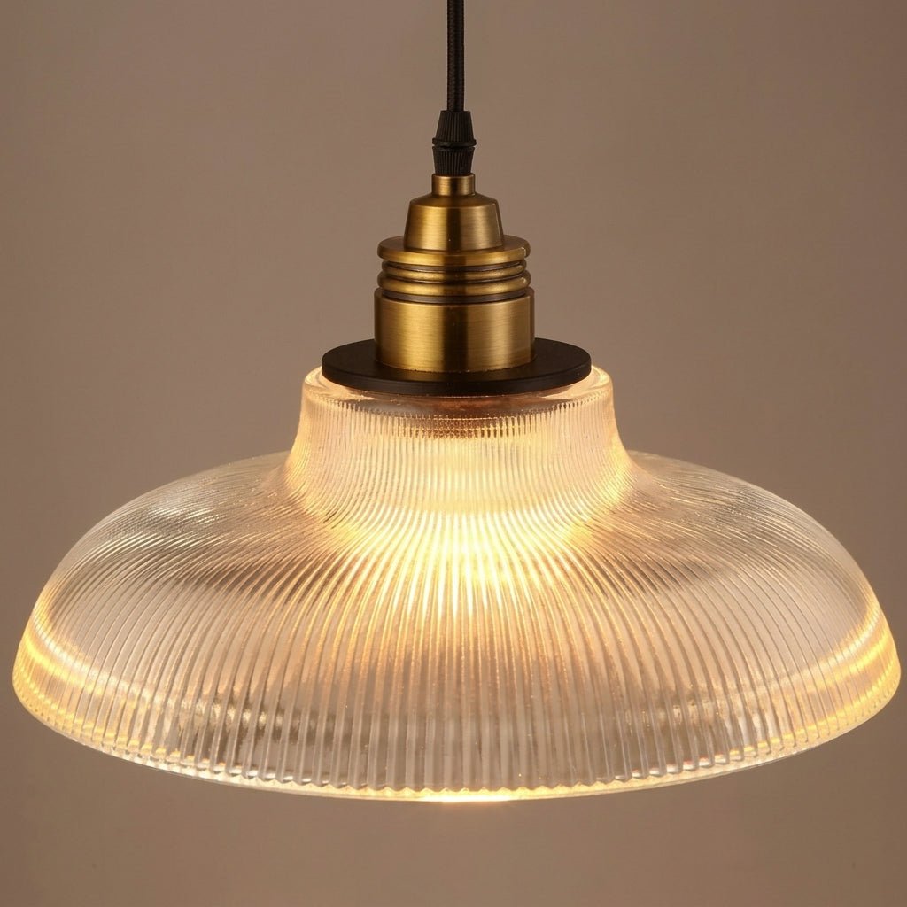 Lampada a sospensione vintage con paralume in vetro rigato e attacco in ottone