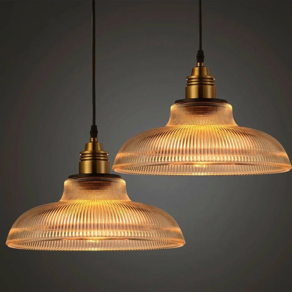 Lampada a sospensione vintage con paralume in vetro rigato e attacco in ottone