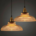 Lampada a sospensione vintage con paralume in vetro rigato e attacco in ottone