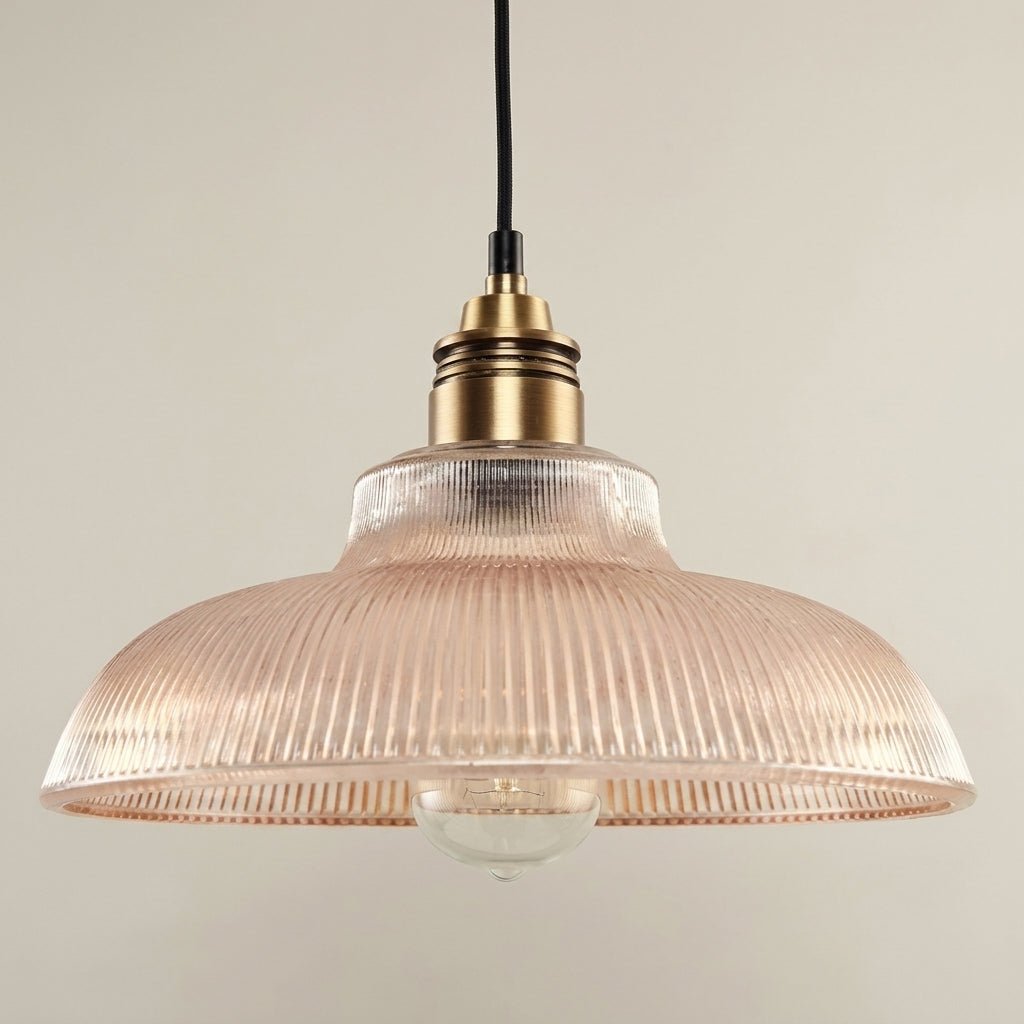 Lampada a sospensione vintage con paralume in vetro rigato e attacco in ottone