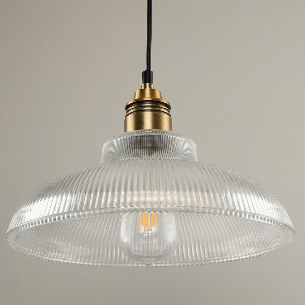 Lampada a sospensione vintage con paralume in vetro rigato e attacco in ottone
