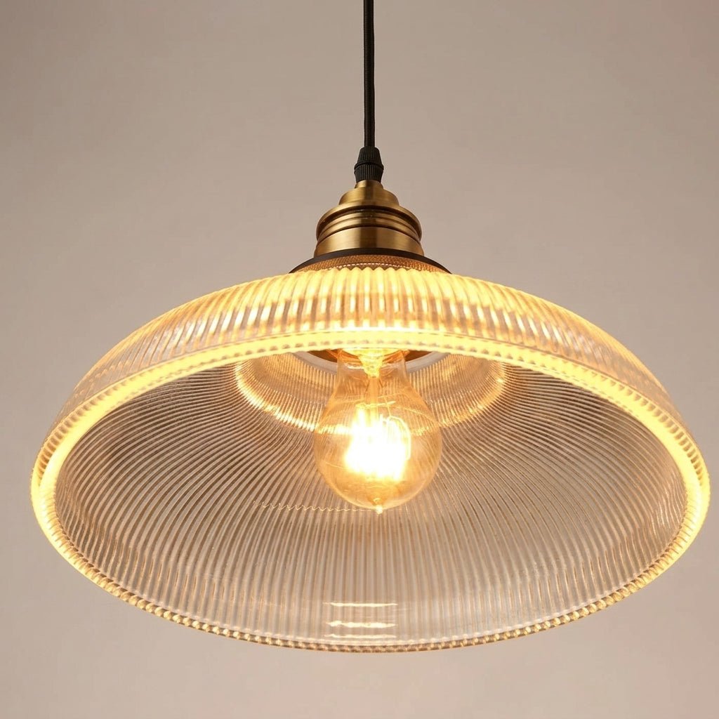 Lampada a sospensione vintage con paralume in vetro rigato e attacco in ottone