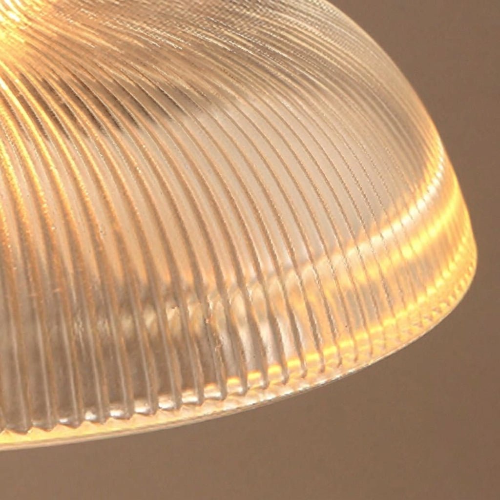 Lampada a sospensione vintage con paralume in vetro rigato e attacco in ottone