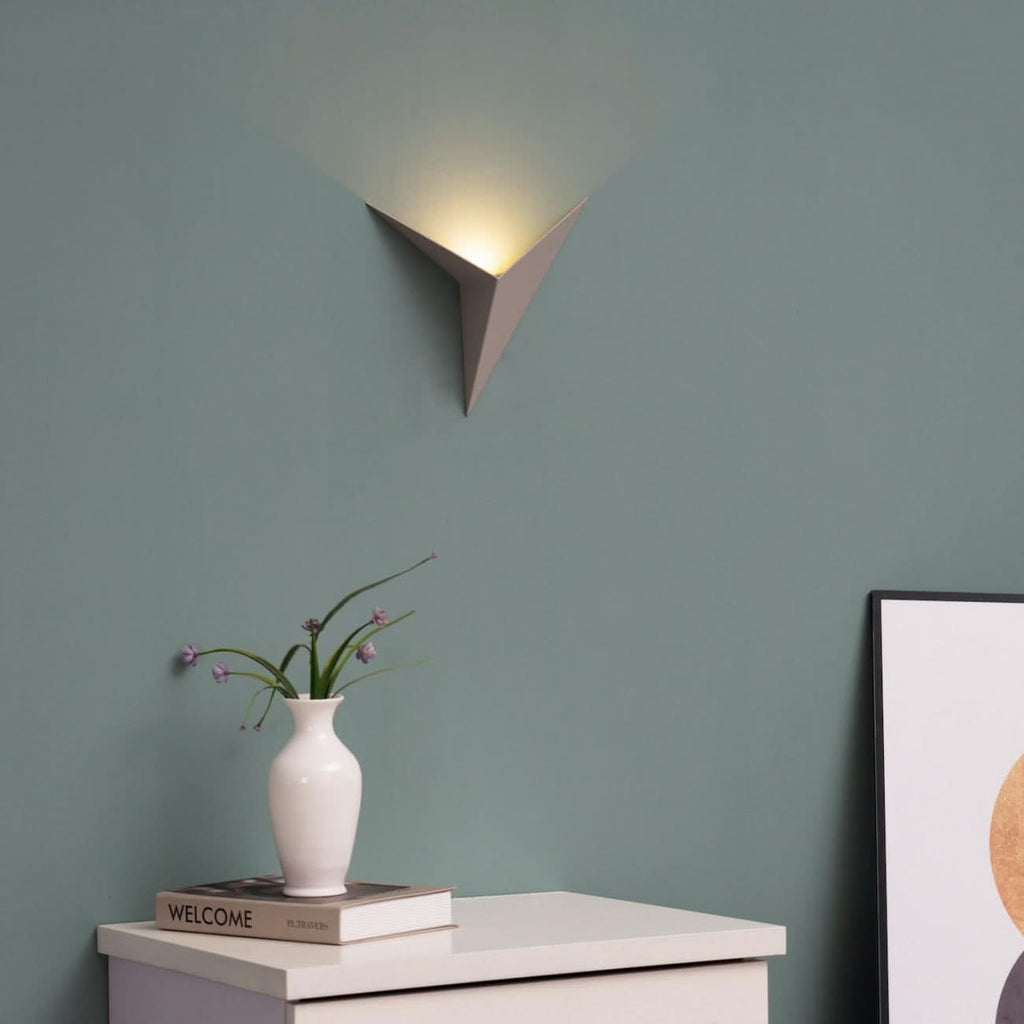 Lampada da Parete Triangolare LED Moderna per Interni Eleganti