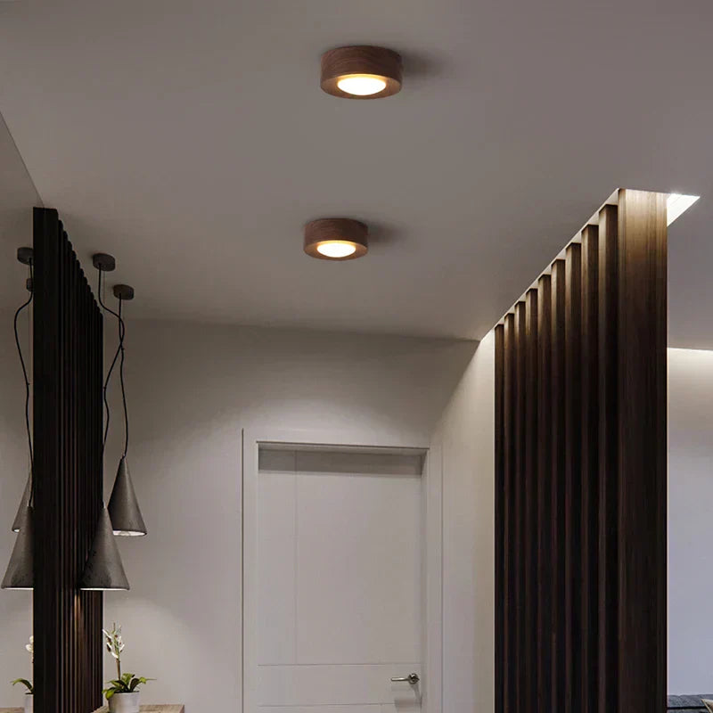 Lampada da soffitto LED in legno con finitura noce e design rotondo minimalista