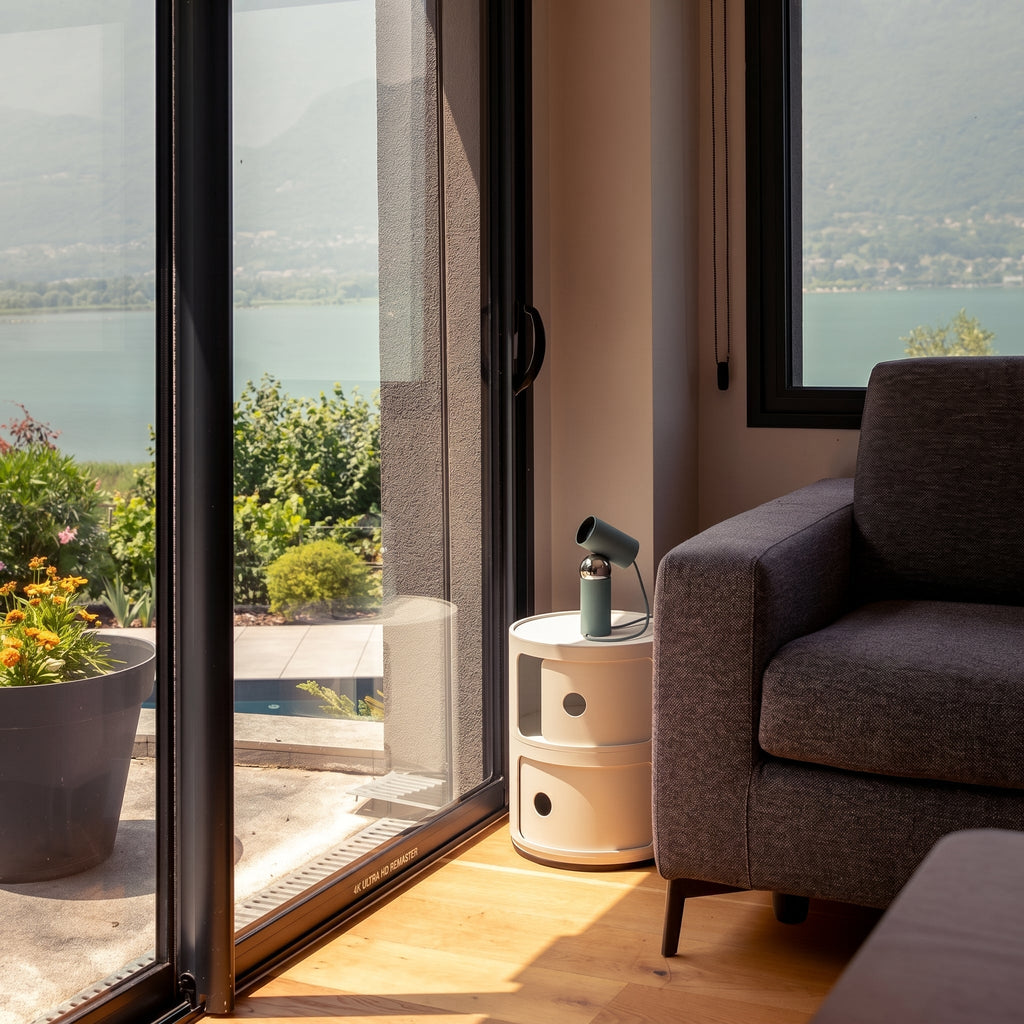 Comodino cilindrico con porte girevoli e scomparti