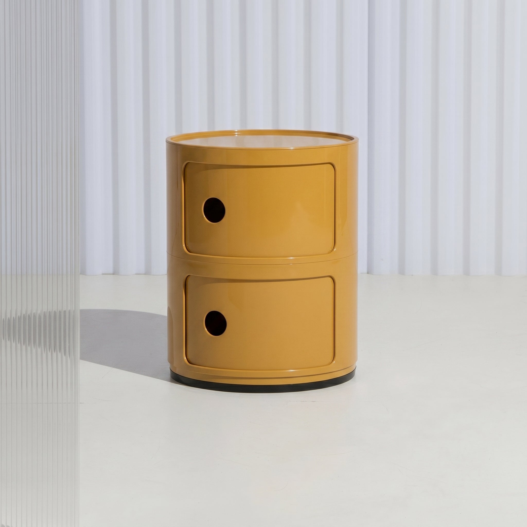 Comodino cilindrico con porte girevoli e scomparti
